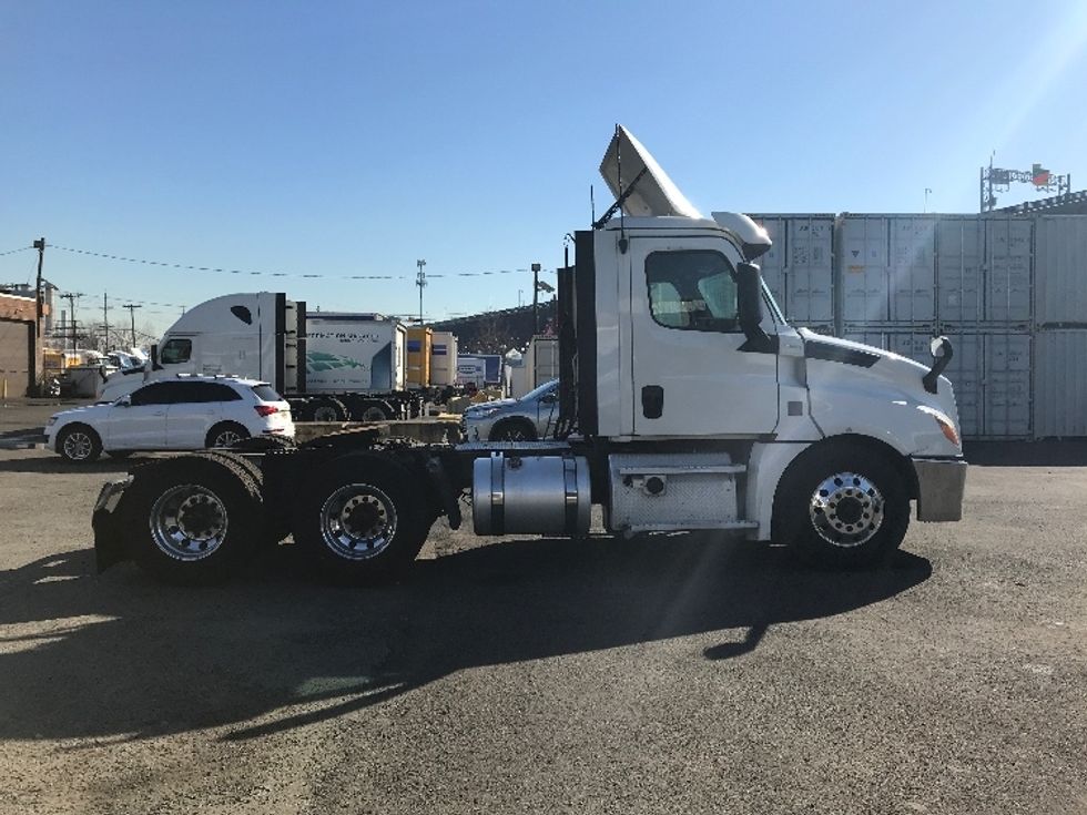 Day Cab Tractor-Heavy Duty Tractors-Freightliner-2020-T12664ST-Kearny-NJ-325,627\n\t\tmiles-$ 68,000 - Image 8