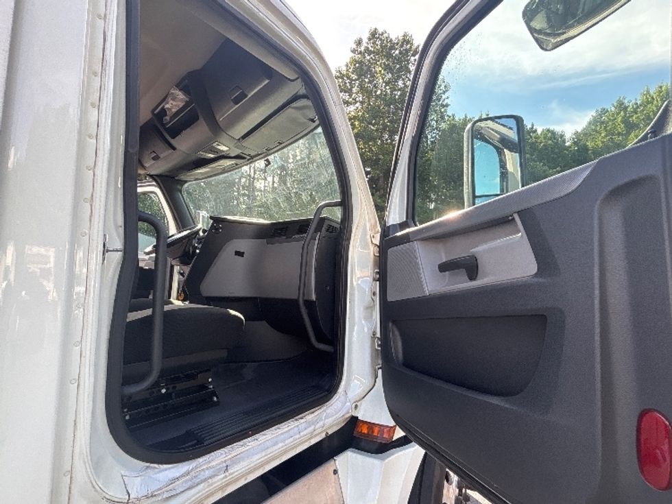 Day Cab Tractor-Heavy Duty Tractors-Freightliner-2020-T12664ST-Kennesaw-GA-746,444\n\t\tmiles-$ 27,750 - Image 12