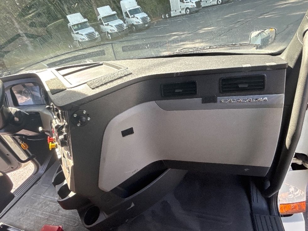 Day Cab Tractor-Heavy Duty Tractors-Freightliner-2020-T12664ST-Kennesaw-GA-746,444\n\t\tmiles-$ 27,750 - Image 13