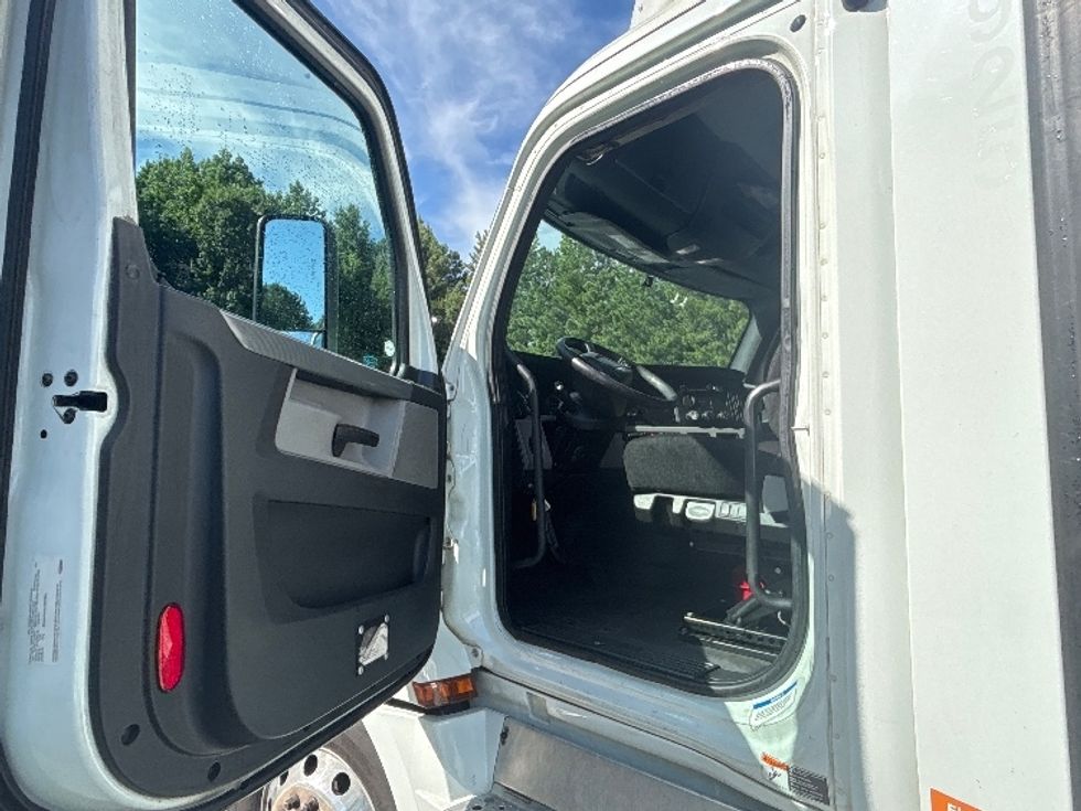 Day Cab Tractor-Heavy Duty Tractors-Freightliner-2020-T12664ST-Kennesaw-GA-746,444\n\t\tmiles-$ 27,750 - Image 9