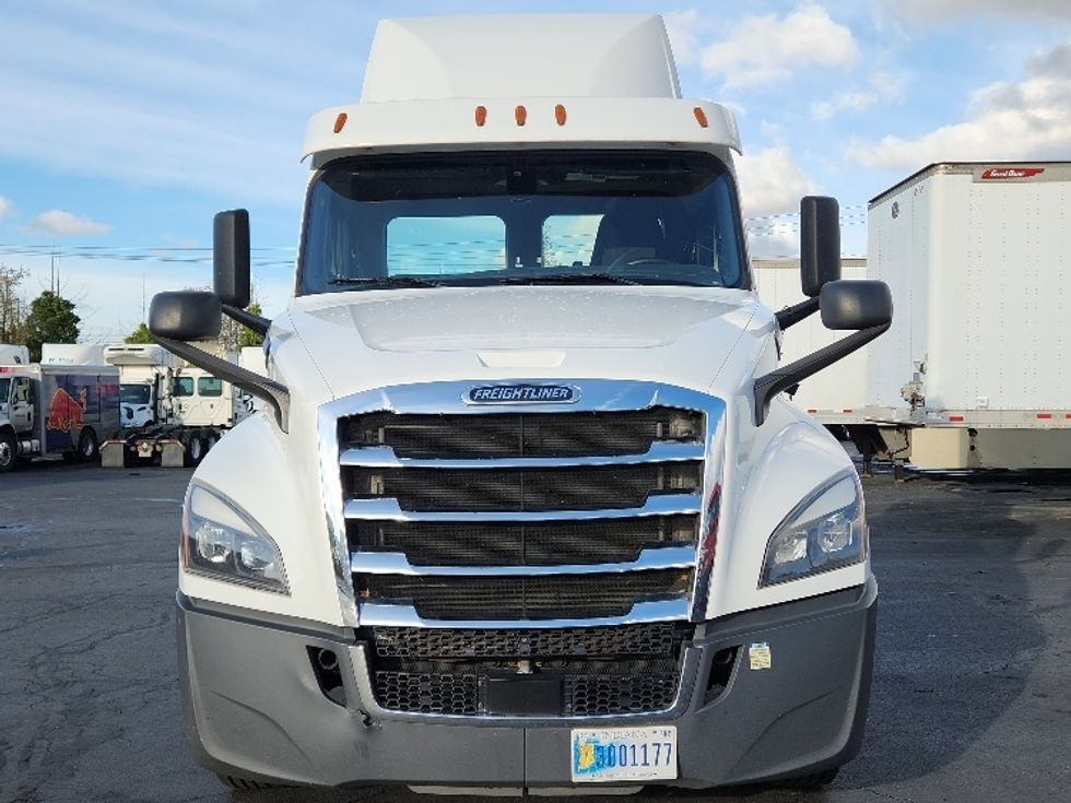 2020 Freightliner Cascadia 126" Day cab photo 2