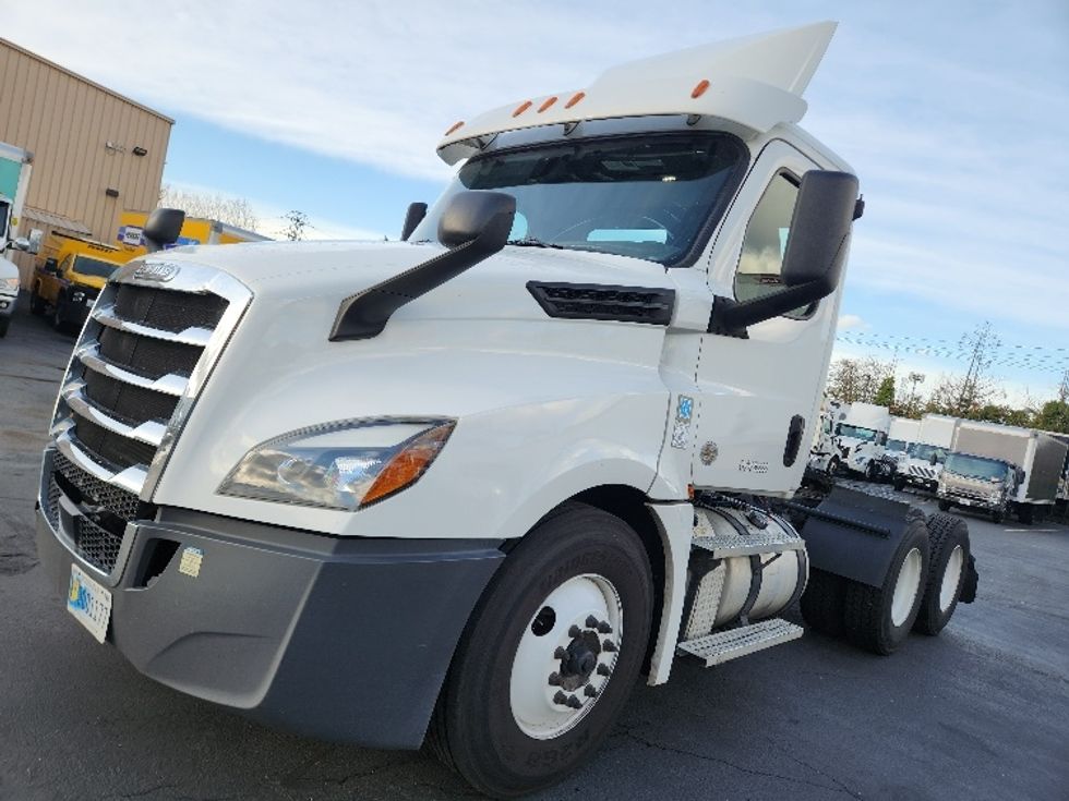 2020 Freightliner Cascadia 126" Day cab photo 3