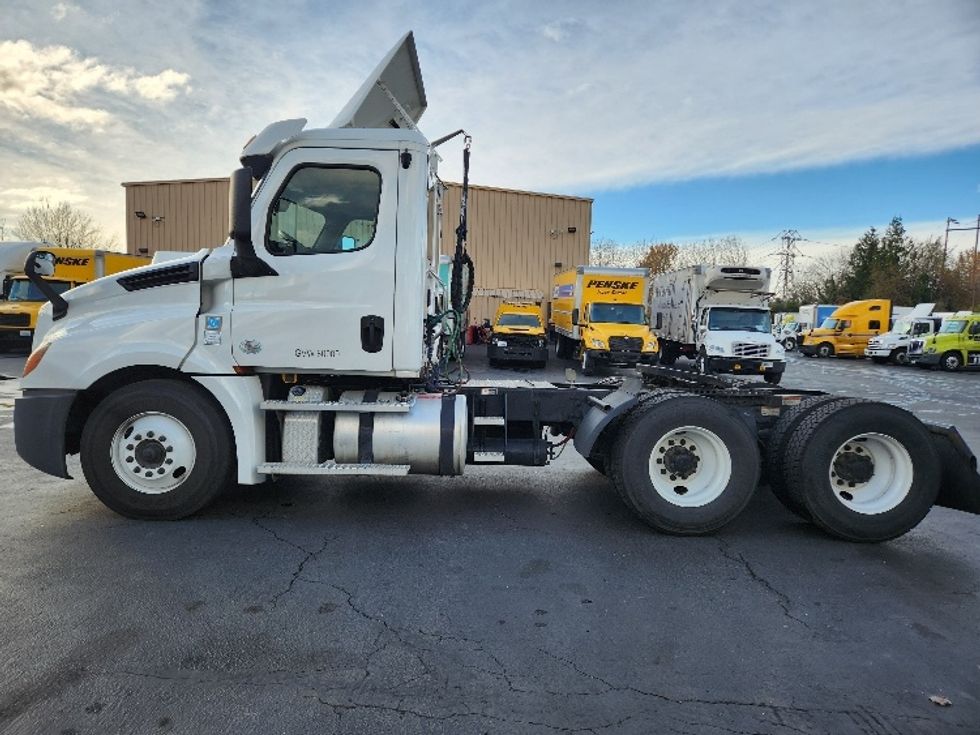 2020 Freightliner Cascadia 126" Day cab photo 4