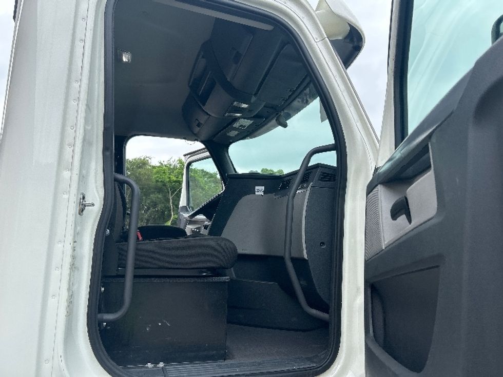 Day Cab Tractor-Heavy Duty Tractors-Freightliner-2020-T12664ST-King Of Prussia-PA-154,894\n\t\tmiles-$ 63,250 - Image 11
