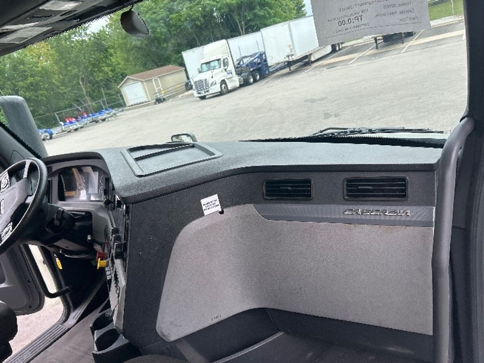 Day Cab Tractor-Heavy Duty Tractors-Freightliner-2020-T12664ST-King Of Prussia-PA-154,894\n\t\tmiles-$ 63,250 - Image 12