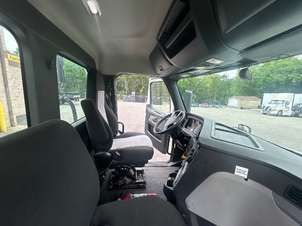 Day Cab Tractor-Heavy Duty Tractors-Freightliner-2020-T12664ST-King Of Prussia-PA-154,894\n\t\tmiles-$ 63,250 - Image 13