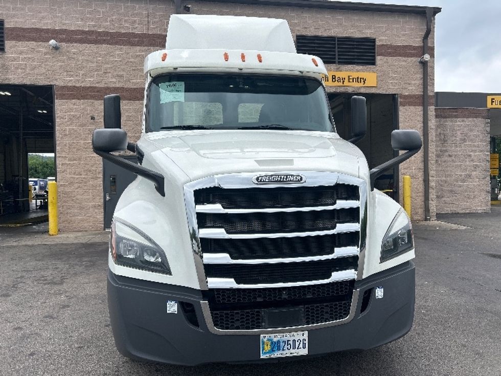Day Cab Tractor-Heavy Duty Tractors-Freightliner-2020-T12664ST-King Of Prussia-PA-154,894\n\t\tmiles-$ 63,250 - Image 2