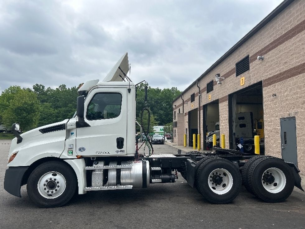 Day Cab Tractor-Heavy Duty Tractors-Freightliner-2020-T12664ST-King Of Prussia-PA-154,894\n\t\tmiles-$ 63,250 - Image 3