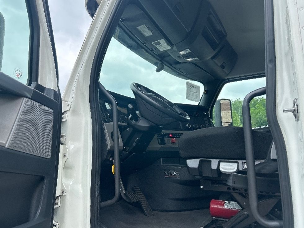 Day Cab Tractor-Heavy Duty Tractors-Freightliner-2020-T12664ST-King Of Prussia-PA-154,894\n\t\tmiles-$ 63,250 - Image 8