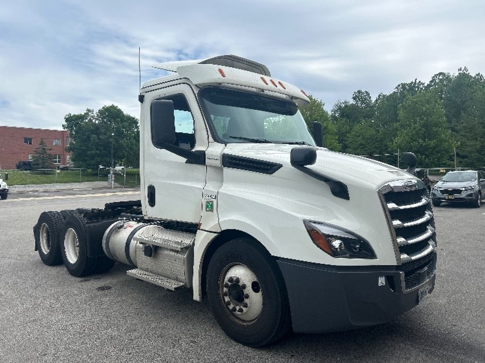 Day Cab Tractor-Heavy Duty Tractors-Freightliner-2020-T12664ST-King Of Prussia-PA-393,724\n\t\tmiles-$ 42,250 - Image 1