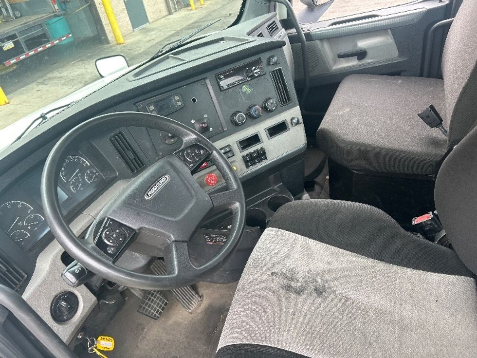 Day Cab Tractor-Heavy Duty Tractors-Freightliner-2020-T12664ST-King Of Prussia-PA-393,724\n\t\tmiles-$ 42,250 - Image 10