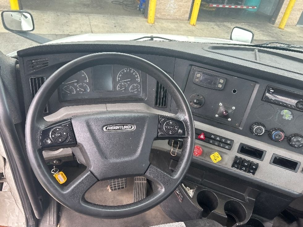 Day Cab Tractor-Heavy Duty Tractors-Freightliner-2020-T12664ST-King Of Prussia-PA-393,724\n\t\tmiles-$ 42,250 - Image 11
