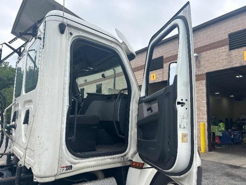 Day Cab Tractor-Heavy Duty Tractors-Freightliner-2020-T12664ST-King Of Prussia-PA-393,724\n\t\tmiles-$ 42,250 - Image 12