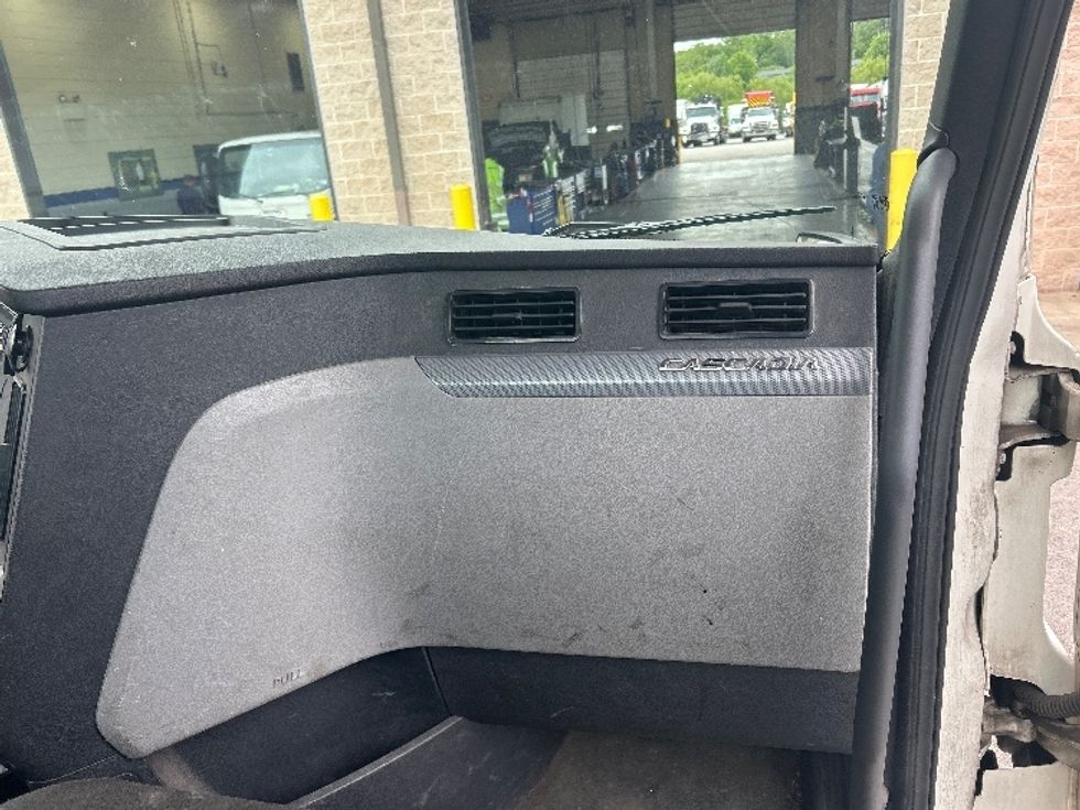 Day Cab Tractor-Heavy Duty Tractors-Freightliner-2020-T12664ST-King Of Prussia-PA-393,724\n\t\tmiles-$ 42,250 - Image 13