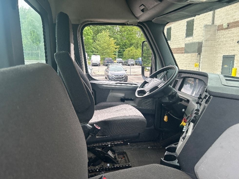 Day Cab Tractor-Heavy Duty Tractors-Freightliner-2020-T12664ST-King Of Prussia-PA-393,724\n\t\tmiles-$ 42,250 - Image 14
