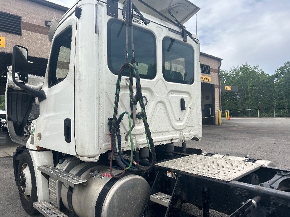 Day Cab Tractor-Heavy Duty Tractors-Freightliner-2020-T12664ST-King Of Prussia-PA-393,724\n\t\tmiles-$ 42,250 - Image 17