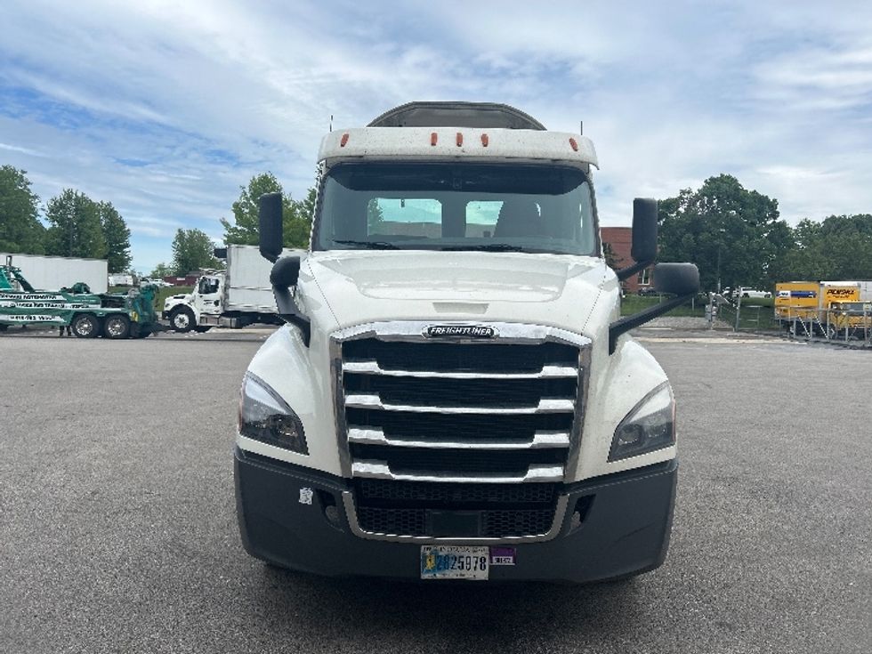 Day Cab Tractor-Heavy Duty Tractors-Freightliner-2020-T12664ST-King Of Prussia-PA-393,724\n\t\tmiles-$ 42,250 - Image 2