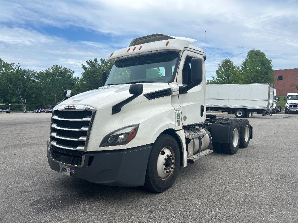 Day Cab Tractor-Heavy Duty Tractors-Freightliner-2020-T12664ST-King Of Prussia-PA-393,724\n\t\tmiles-$ 42,250 - Image 3