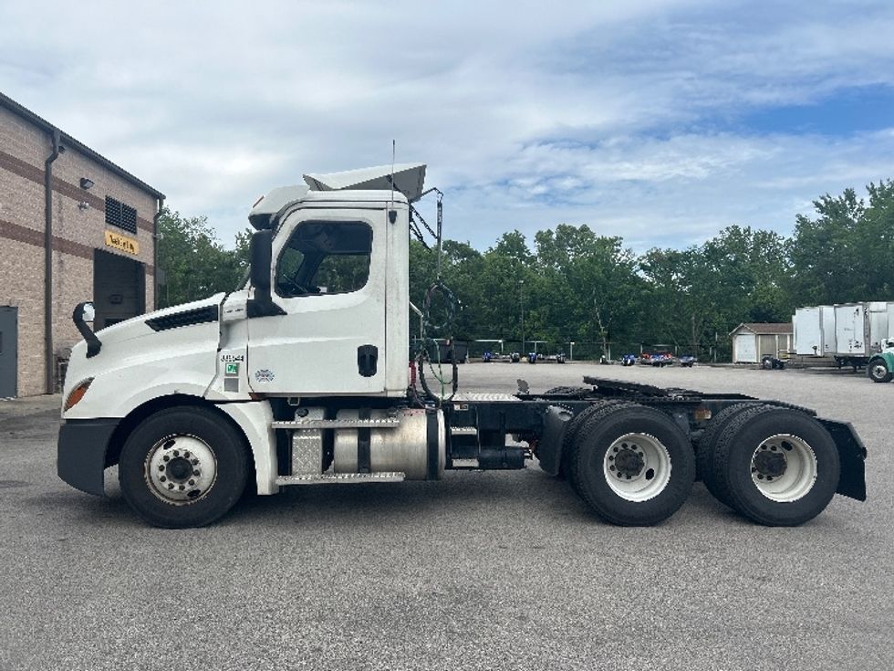 Day Cab Tractor-Heavy Duty Tractors-Freightliner-2020-T12664ST-King Of Prussia-PA-393,724\n\t\tmiles-$ 42,250 - Image 4