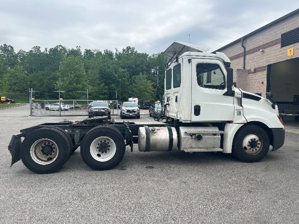 Day Cab Tractor-Heavy Duty Tractors-Freightliner-2020-T12664ST-King Of Prussia-PA-393,724\n\t\tmiles-$ 42,250 - Image 8