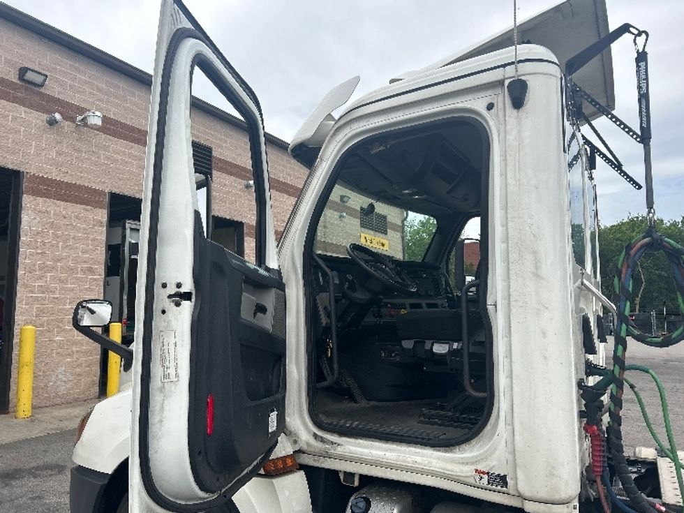 Day Cab Tractor-Heavy Duty Tractors-Freightliner-2020-T12664ST-King Of Prussia-PA-393,724\n\t\tmiles-$ 42,250 - Image 9
