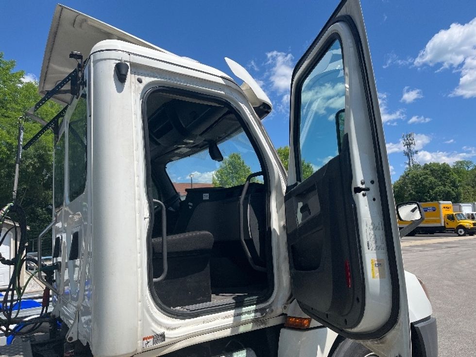 Day Cab Tractor-Heavy Duty Tractors-Freightliner-2020-T12664ST-King Of Prussia-PA-607,347\n\t\tmiles-$ 32,500 - Image 12