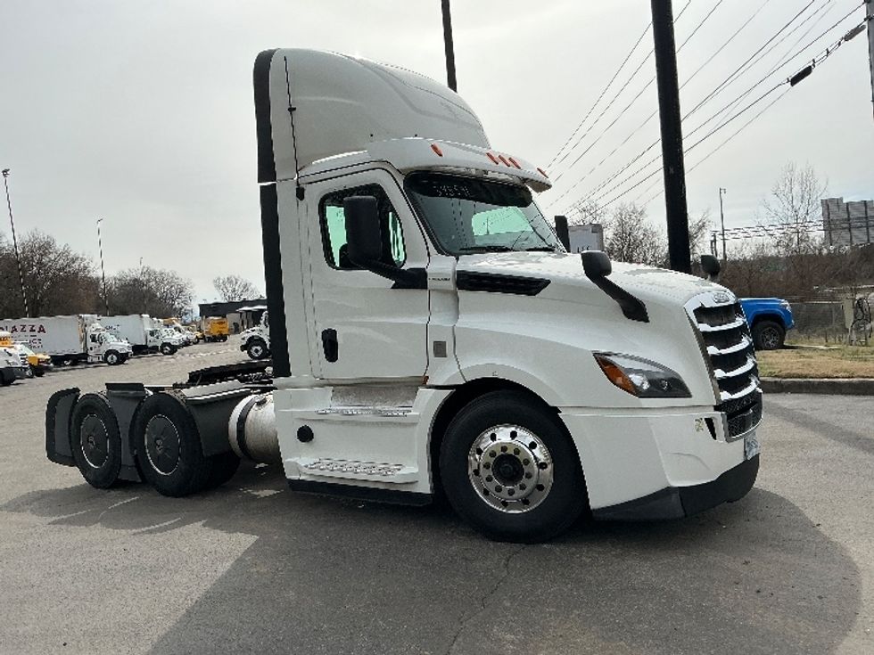 Day Cab Tractor-Heavy Duty Tractors-Freightliner-2020-T12664ST-Knoxville-TN-729,132\n\t\tmiles-$ 27,250 - Image 1