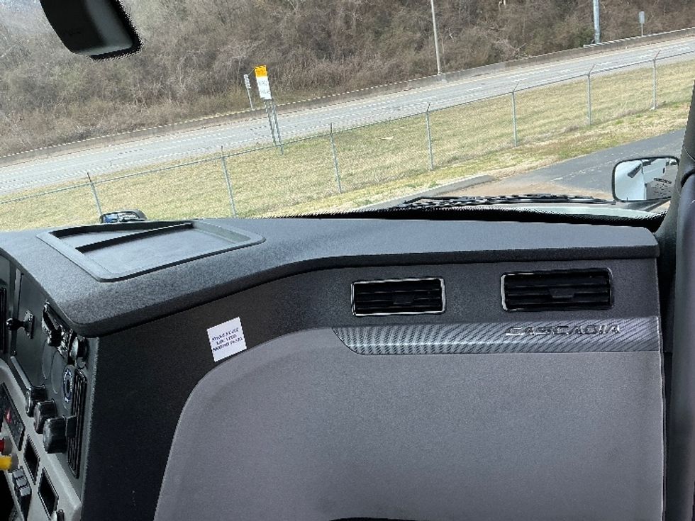 Day Cab Tractor-Heavy Duty Tractors-Freightliner-2020-T12664ST-Knoxville-TN-729,132\n\t\tmiles-$ 27,250 - Image 13