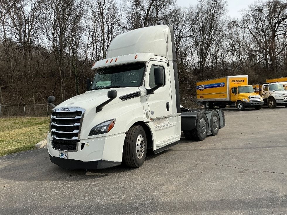Day Cab Tractor-Heavy Duty Tractors-Freightliner-2020-T12664ST-Knoxville-TN-729,132\n\t\tmiles-$ 27,250 - Image 3