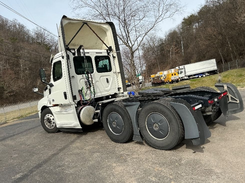 Day Cab Tractor-Heavy Duty Tractors-Freightliner-2020-T12664ST-Knoxville-TN-729,132\n\t\tmiles-$ 27,250 - Image 5