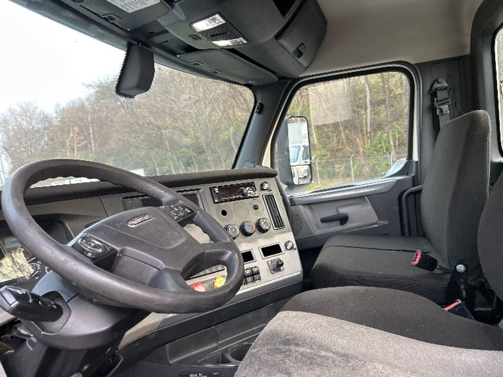 Day Cab Tractor-Heavy Duty Tractors-Freightliner-2020-T12664ST-Knoxville-TN-741,164\n\t\tmiles-$ 27,250 - Image 10