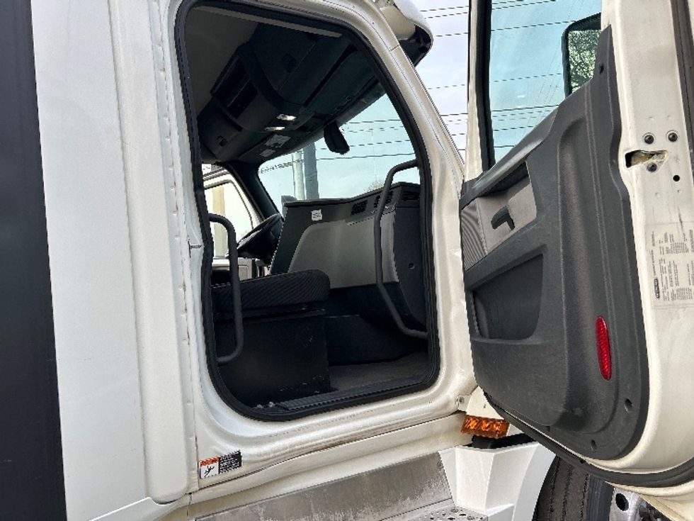 Day Cab Tractor-Heavy Duty Tractors-Freightliner-2020-T12664ST-Knoxville-TN-741,164\n\t\tmiles-$ 27,250 - Image 12