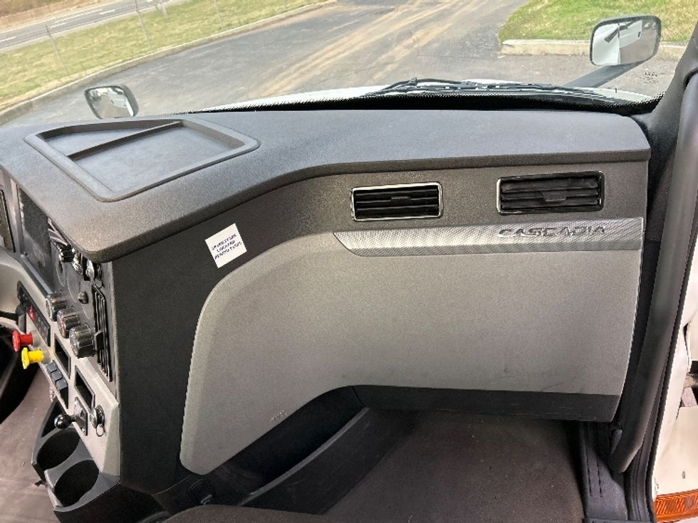 Day Cab Tractor-Heavy Duty Tractors-Freightliner-2020-T12664ST-Knoxville-TN-741,164\n\t\tmiles-$ 27,250 - Image 13