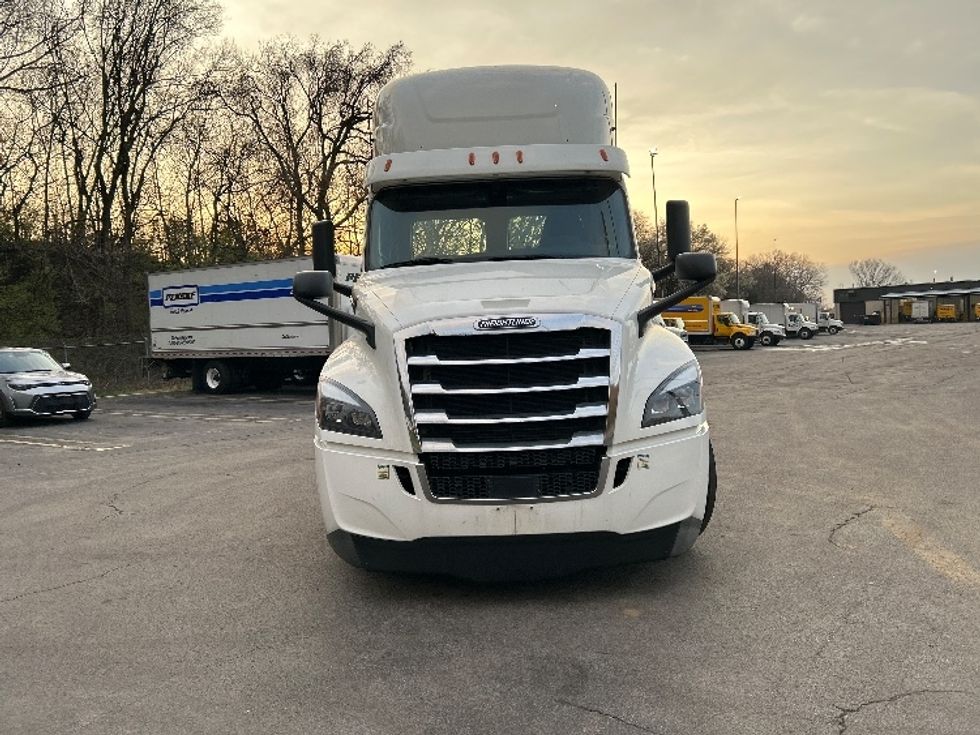 Day Cab Tractor-Heavy Duty Tractors-Freightliner-2020-T12664ST-Knoxville-TN-741,164\n\t\tmiles-$ 27,250 - Image 2