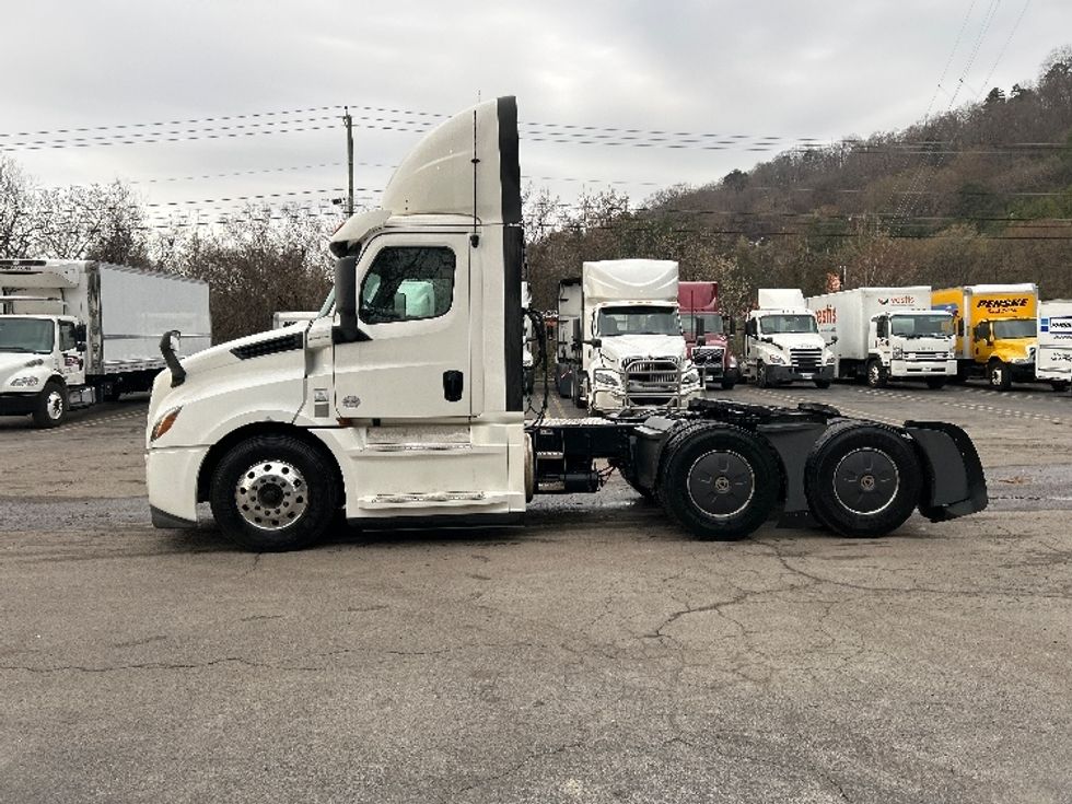 Day Cab Tractor-Heavy Duty Tractors-Freightliner-2020-T12664ST-Knoxville-TN-741,164\n\t\tmiles-$ 27,250 - Image 4