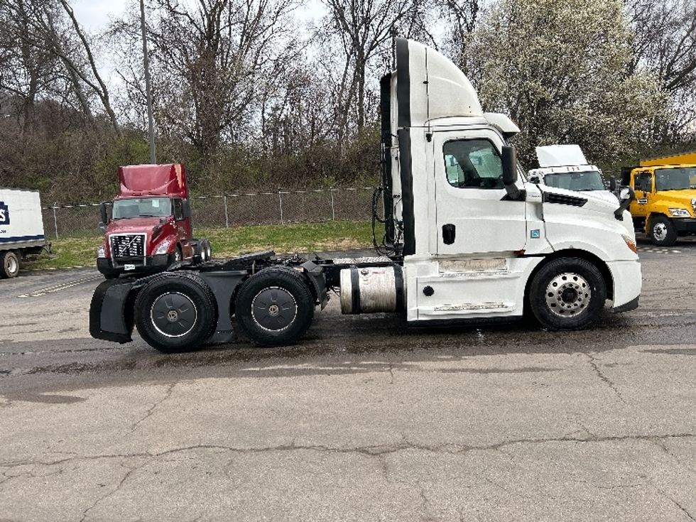 Day Cab Tractor-Heavy Duty Tractors-Freightliner-2020-T12664ST-Knoxville-TN-741,164\n\t\tmiles-$ 27,250 - Image 8