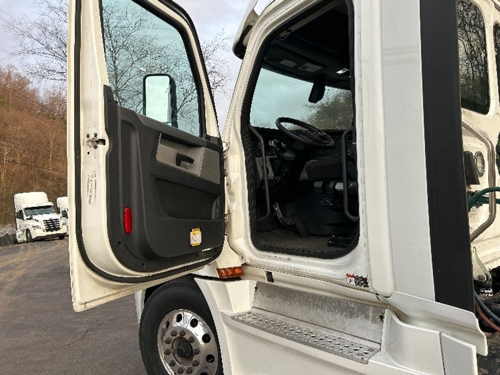 Day Cab Tractor-Heavy Duty Tractors-Freightliner-2020-T12664ST-Knoxville-TN-741,164\n\t\tmiles-$ 27,250 - Image 9