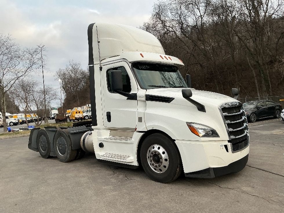 Day Cab Tractor-Heavy Duty Tractors-Freightliner-2020-T12664ST-Knoxville-TN-774,142\n\t\tmiles-$ 27,250 - Image 1