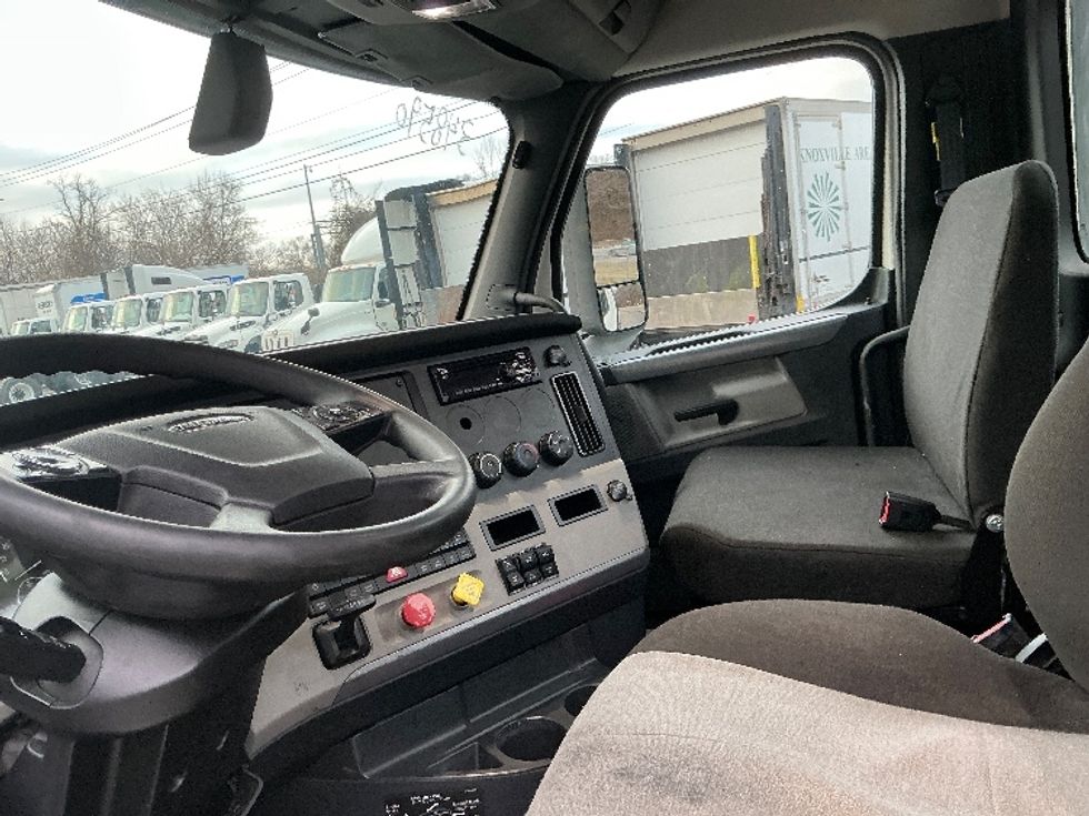 Day Cab Tractor-Heavy Duty Tractors-Freightliner-2020-T12664ST-Knoxville-TN-774,142\n\t\tmiles-$ 27,250 - Image 10