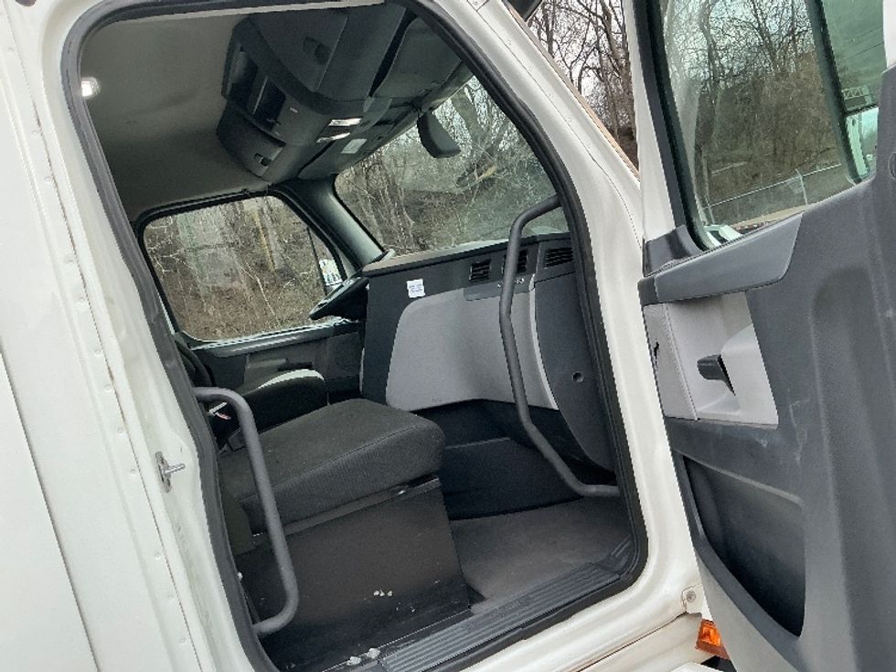 Day Cab Tractor-Heavy Duty Tractors-Freightliner-2020-T12664ST-Knoxville-TN-774,142\n\t\tmiles-$ 27,250 - Image 12