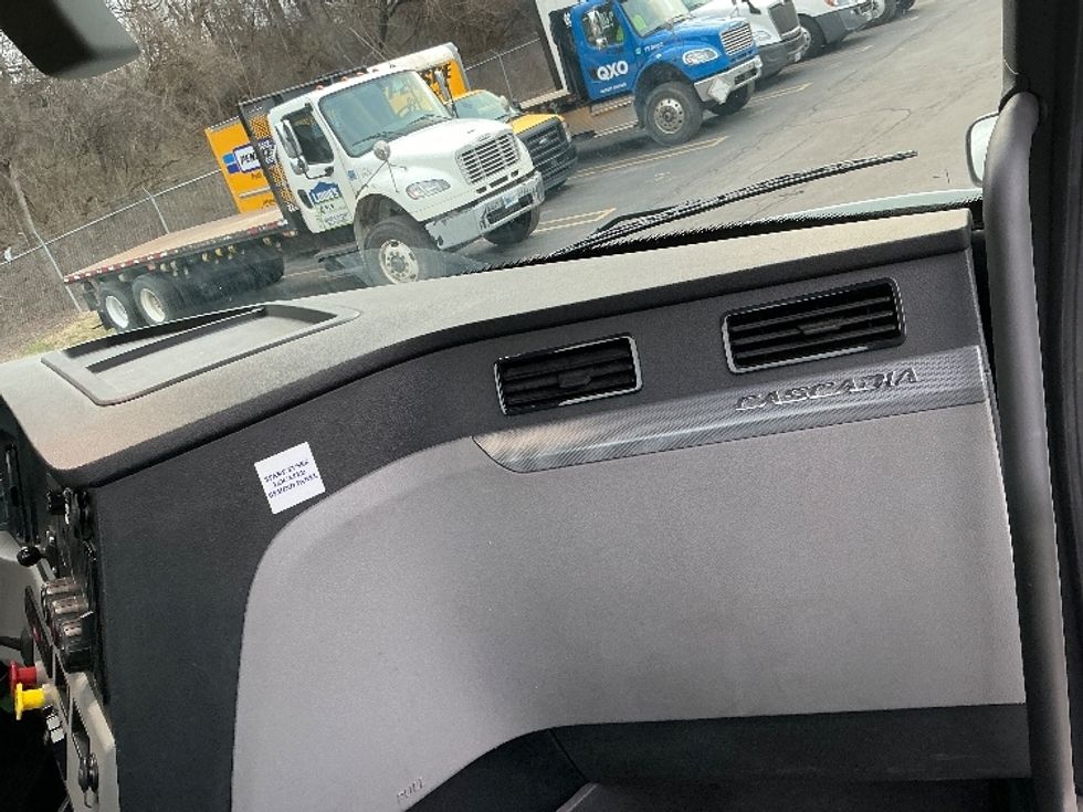 Day Cab Tractor-Heavy Duty Tractors-Freightliner-2020-T12664ST-Knoxville-TN-774,142\n\t\tmiles-$ 27,250 - Image 13