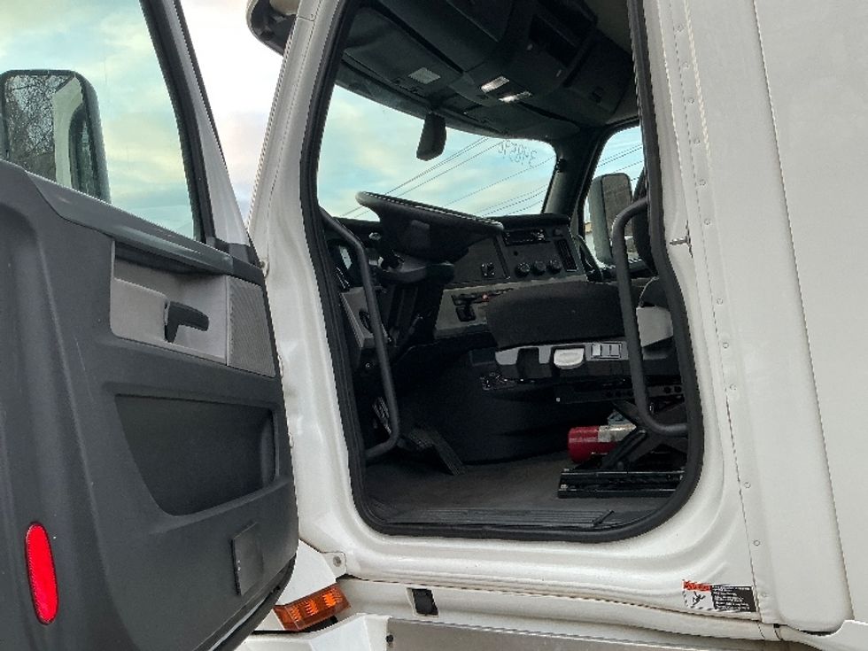 Day Cab Tractor-Heavy Duty Tractors-Freightliner-2020-T12664ST-Knoxville-TN-774,142\n\t\tmiles-$ 27,250 - Image 9