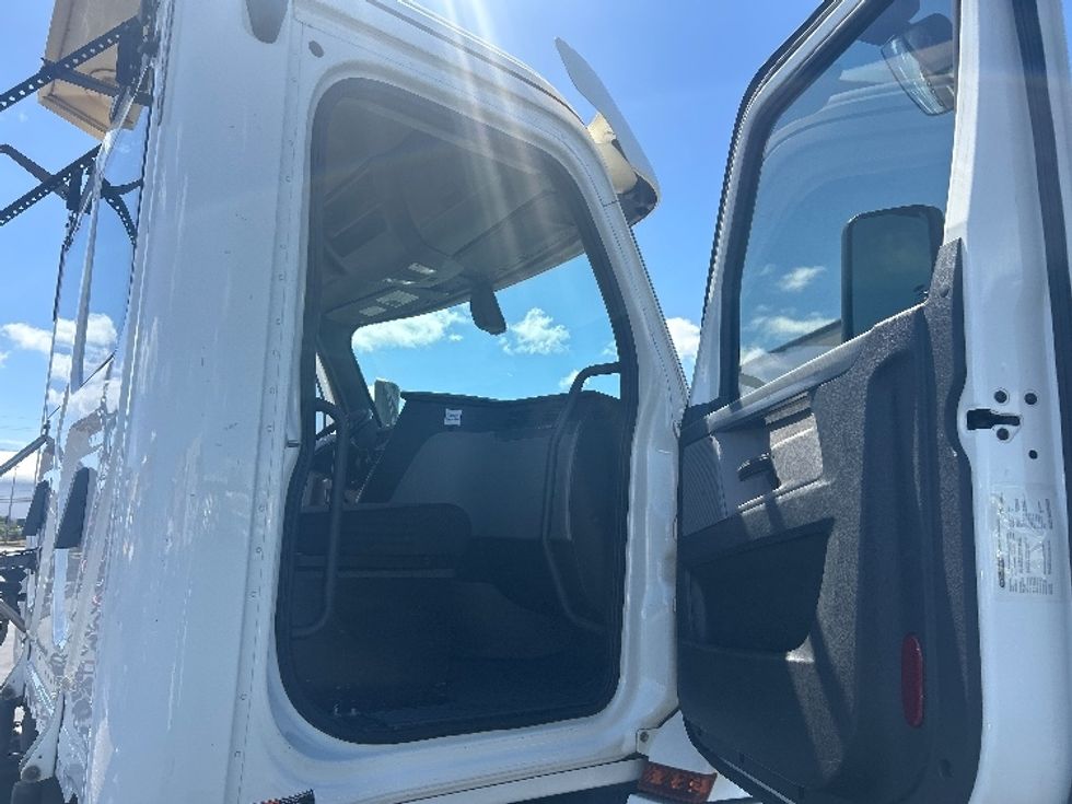 Day Cab Tractor-Heavy Duty Tractors-Freightliner-2020-T12664ST-La Mirada-CA-202,798\n\t\tmiles-$ 60,000 - Image 12