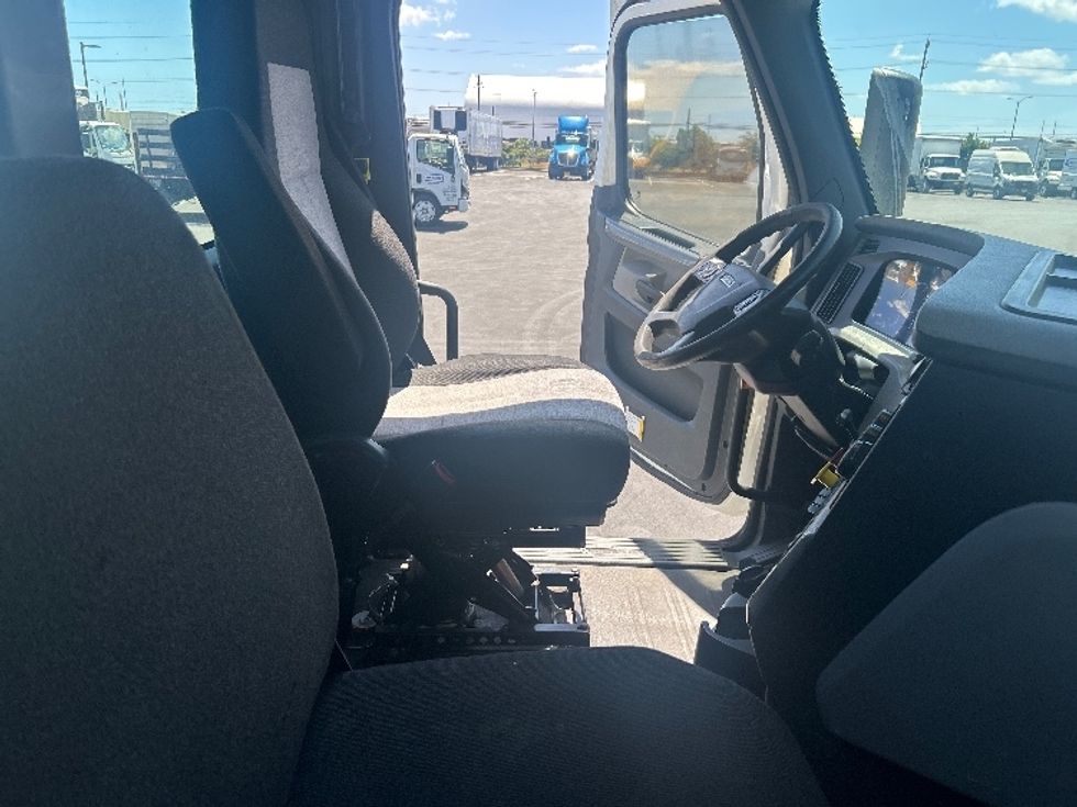 Day Cab Tractor-Heavy Duty Tractors-Freightliner-2020-T12664ST-La Mirada-CA-202,798\n\t\tmiles-$ 60,000 - Image 14