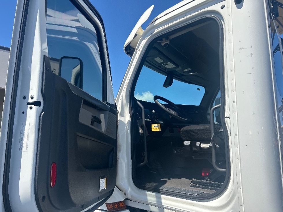 Day Cab Tractor-Heavy Duty Tractors-Freightliner-2020-T12664ST-La Mirada-CA-202,798\n\t\tmiles-$ 60,000 - Image 9