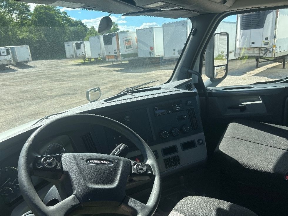 Day Cab Tractor-Heavy Duty Tractors-Freightliner-2020-T12664ST-La Porte-IN-375,978\n\t\tmiles-$ 51,000 - Image 10