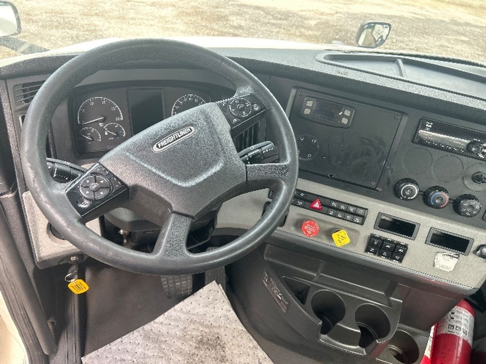 Day Cab Tractor-Heavy Duty Tractors-Freightliner-2020-T12664ST-La Porte-IN-555,555\n\t\tmiles-$ 38,500 - Image 11