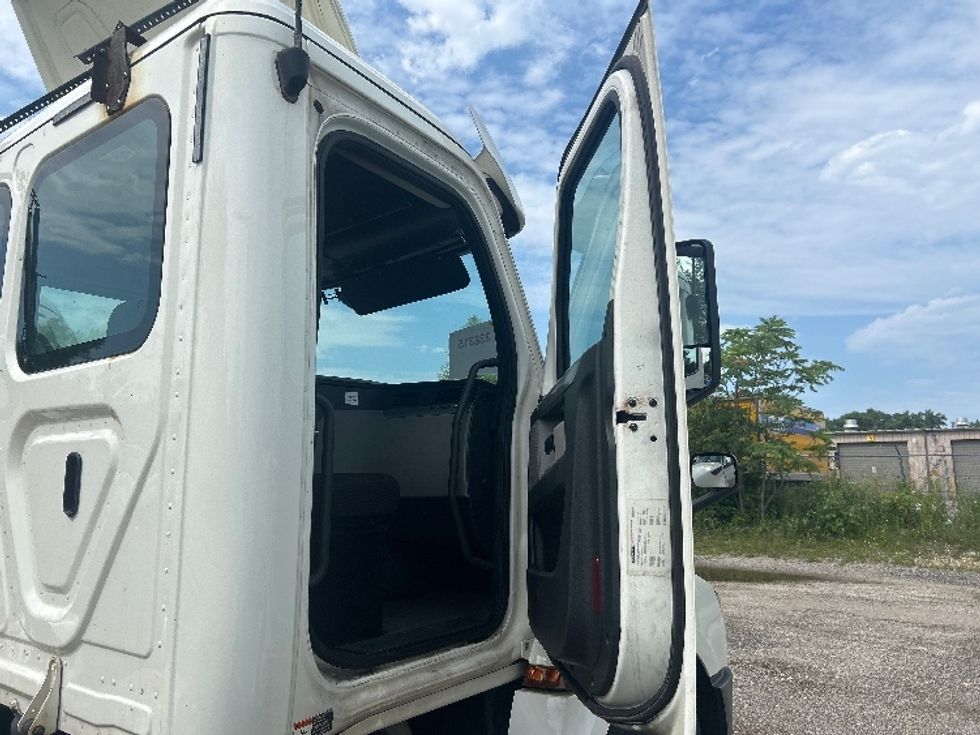 Day Cab Tractor-Heavy Duty Tractors-Freightliner-2020-T12664ST-La Porte-IN-555,555\n\t\tmiles-$ 38,500 - Image 12