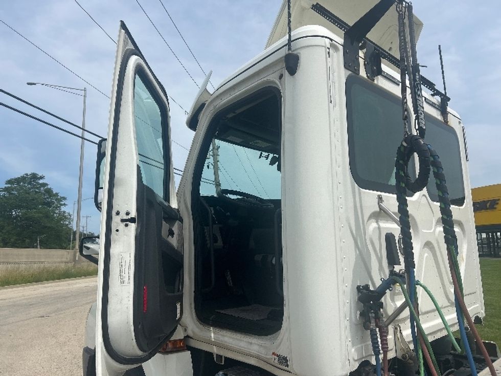 Day Cab Tractor-Heavy Duty Tractors-Freightliner-2020-T12664ST-La Porte-IN-555,555\n\t\tmiles-$ 38,500 - Image 9