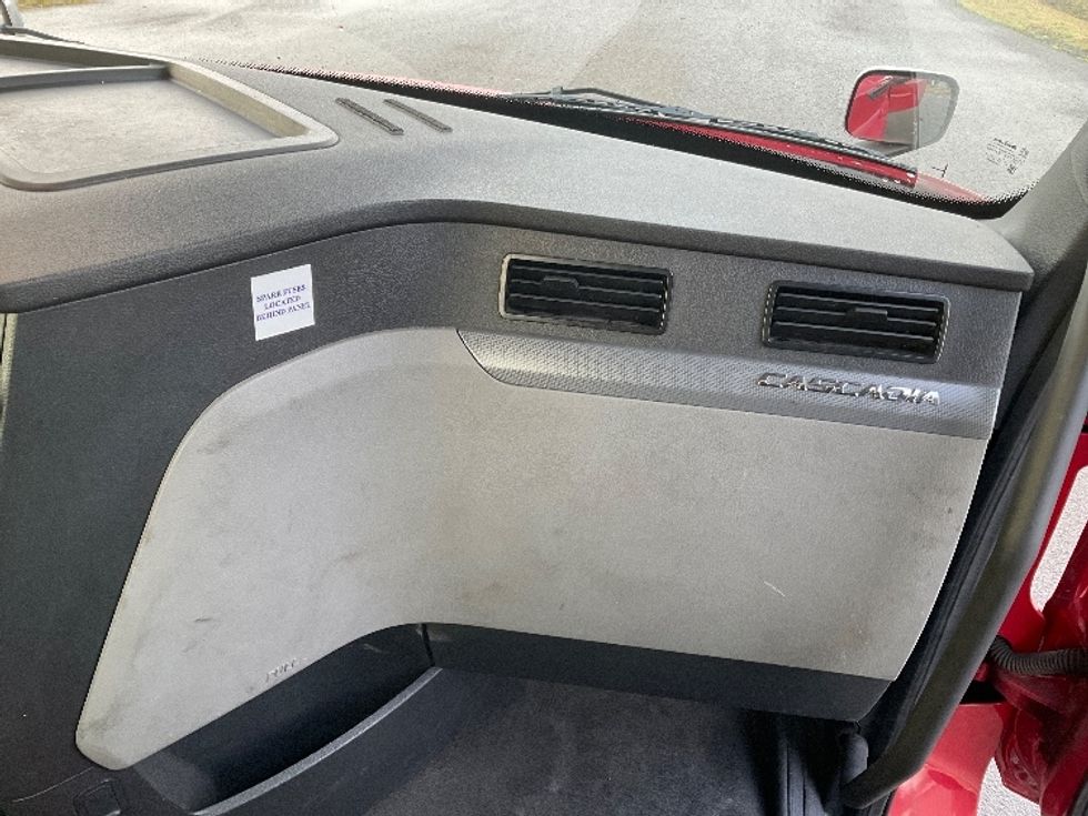 Day Cab Tractor-Heavy Duty Tractors-Freightliner-2020-T12664ST-Lacey-WA-412,166\n\t\tmiles-$ 51,250 - Image 13